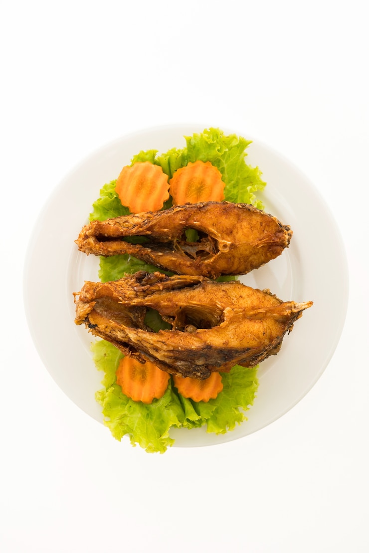 Photo gratuit poisson frit en assiette blanche