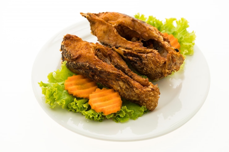 Photo gratuit poisson frit en assiette blanche