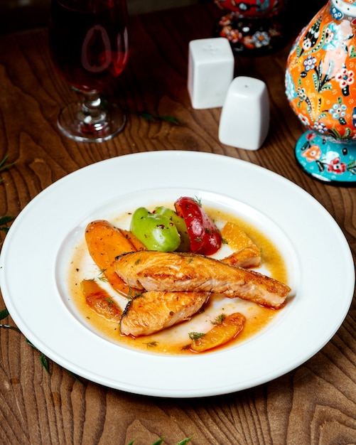 Poisson frit aux légumes dans l'assiette