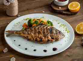 Photo gratuite poisson frit avec des légumes dans l'assiette 3