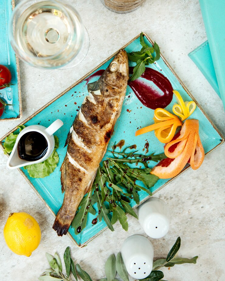 Photo gratuit poisson frit avec sauce et herbes