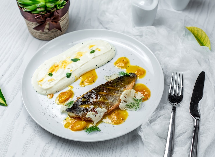 Photo gratuit poisson frit servi avec du yaourt