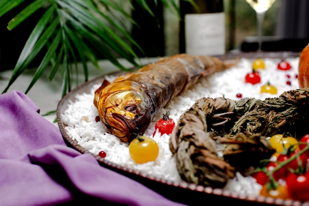 Poisson frit servi avec riz et tomates cerises