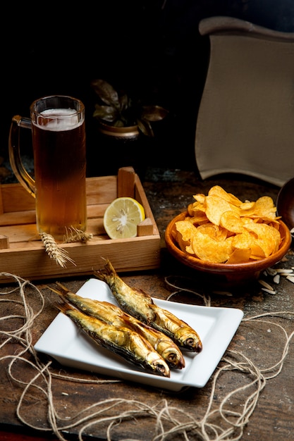 Poisson et frites fumés séchés comme collation pour une soirée bière