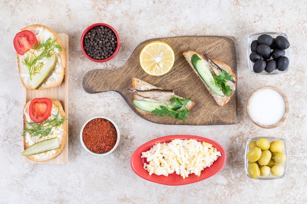 Poisson fumé avec du pain sur planche de bois