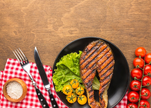 Poisson grillé avec de la laitue vue ci-dessus