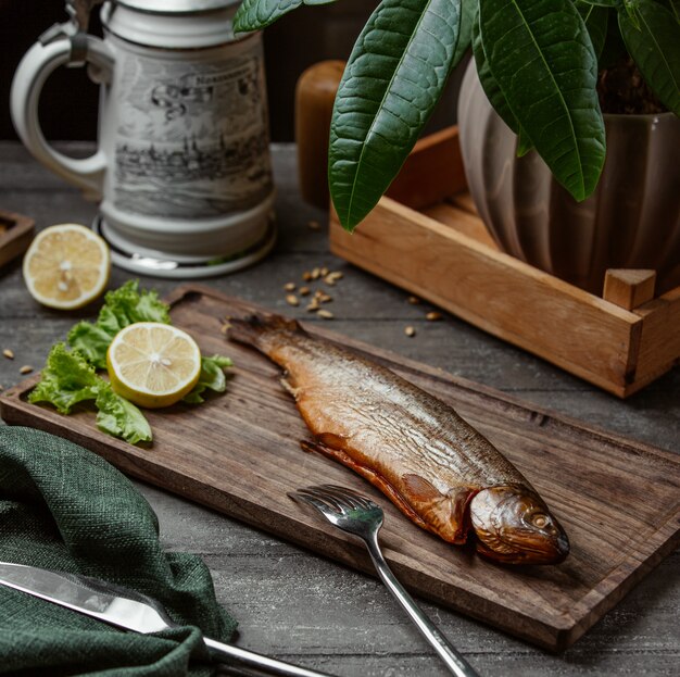 poisson grillé servi avec du citron