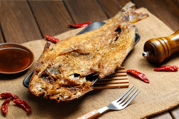 Photo gratuite poisson grillé