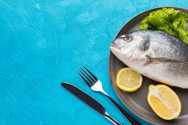 Poisson plat au citron sur assiette