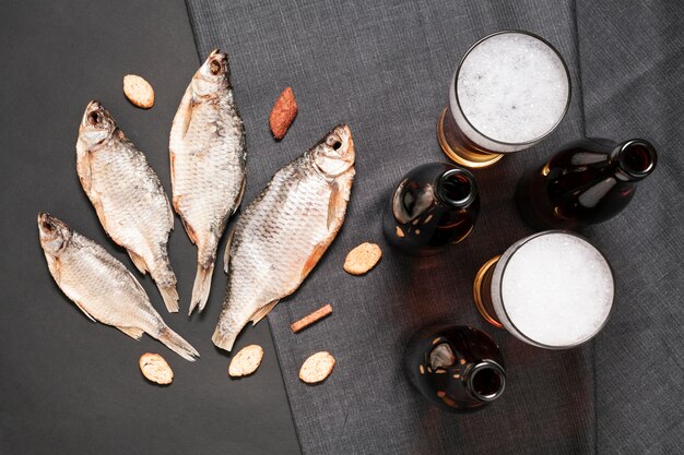 Poisson plat avec bouteilles de bière et verres