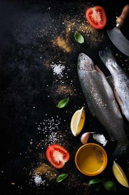 Poisson avec des tomates et citrons