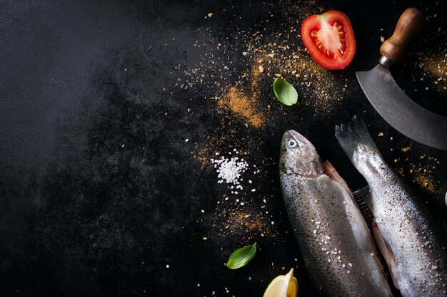 Poisson avec des tomates et des épices