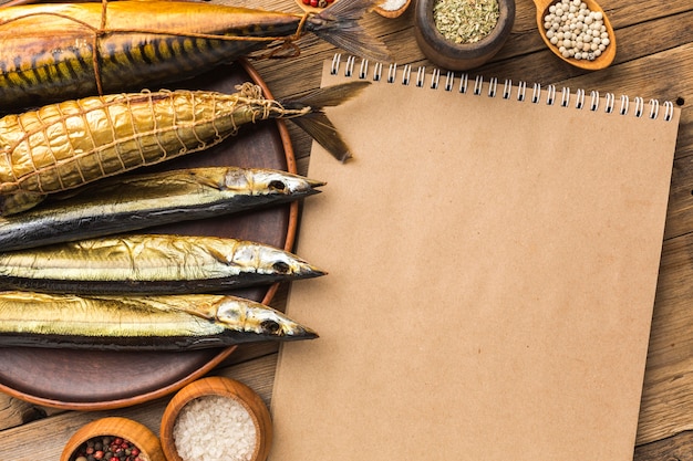 Poissons fumés et vue de dessus de cahier