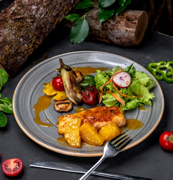 Poitrine de poulet frite aux légumes et fruits