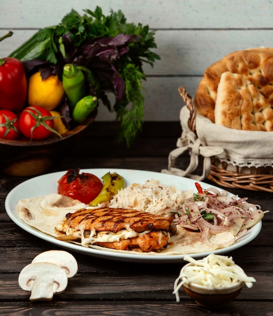 Poitrine de poulet frite aux légumes