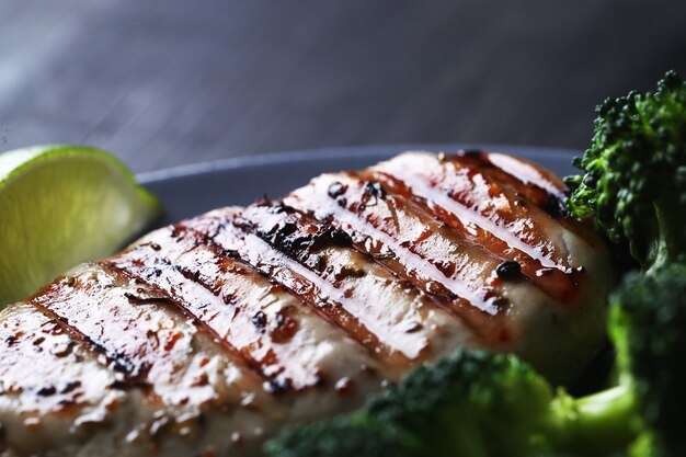 Poitrine de poulet grillée au brocoli