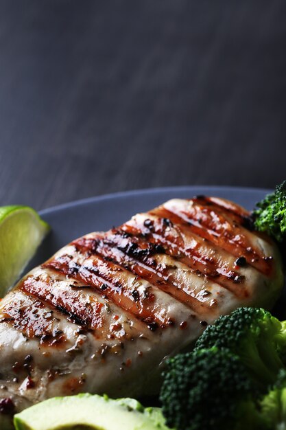 Poitrine de poulet grillée au brocoli