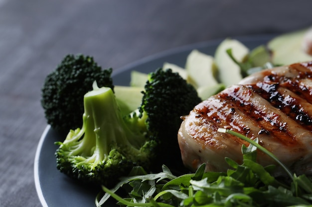 Poitrine de poulet grillée au brocoli