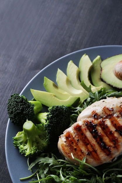 Poitrine de poulet grillée au brocoli