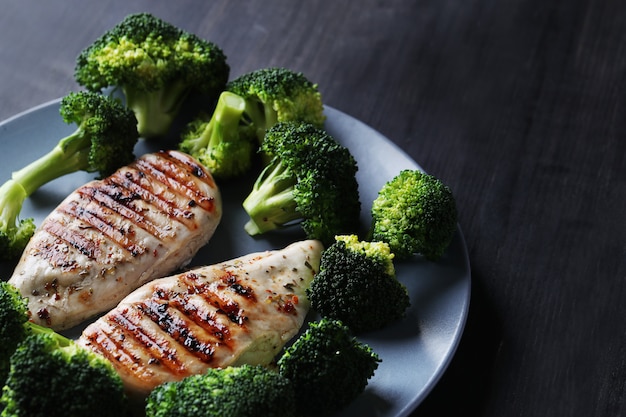 Poitrine de poulet grillée au brocoli