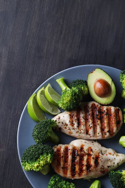 Poitrine de poulet grillée au brocoli