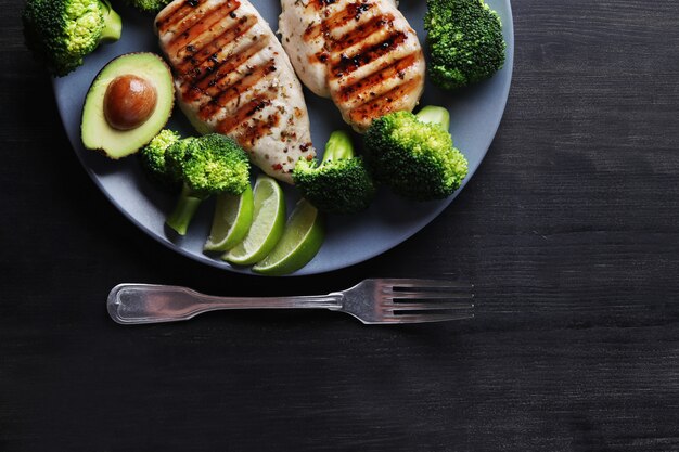 Poitrine de poulet grillée au brocoli