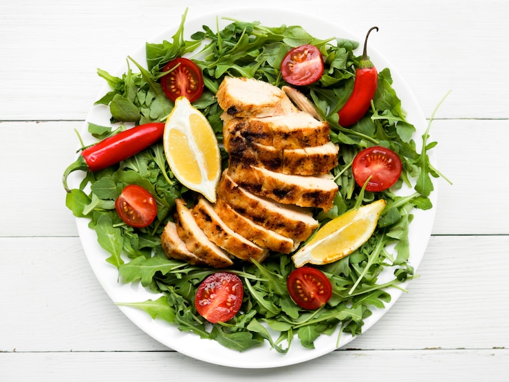 Photo gratuit poitrine de poulet grillée avec des légumes