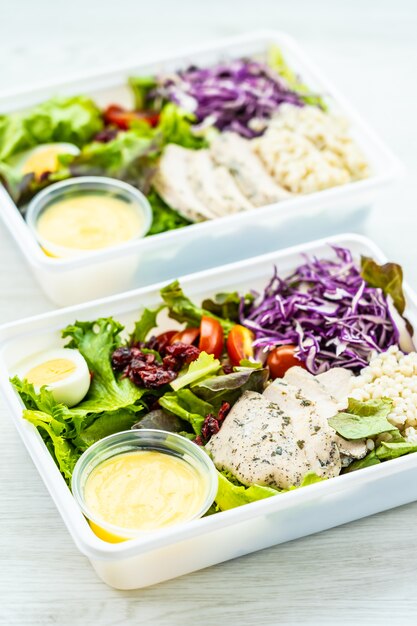 Poitrine de poulet grillée et salade de viande