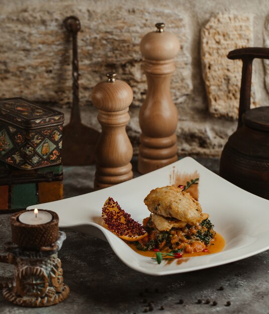 Poitrine de poulet sautée dans un mélange de légumes et de sauce à l'huile.