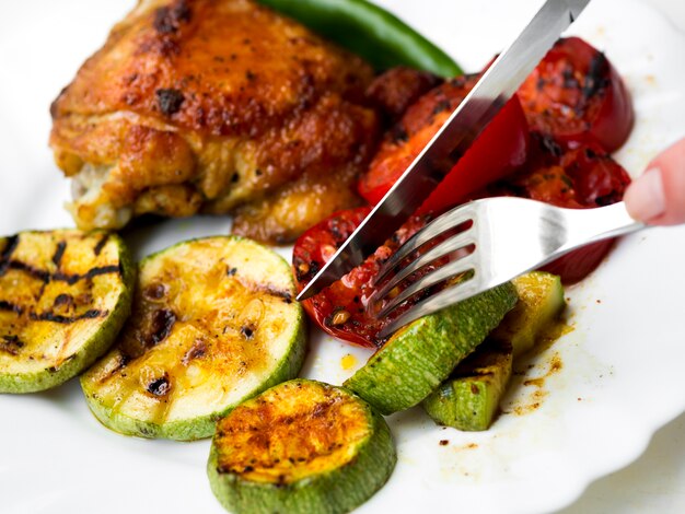 Poitrines de poulet grillées avec des légumes