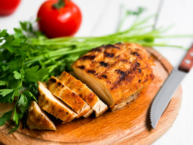 Poitrines de poulet grillées avec des légumes