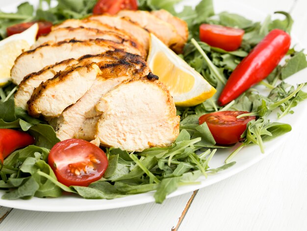 Poitrines de poulet grillées avec des légumes