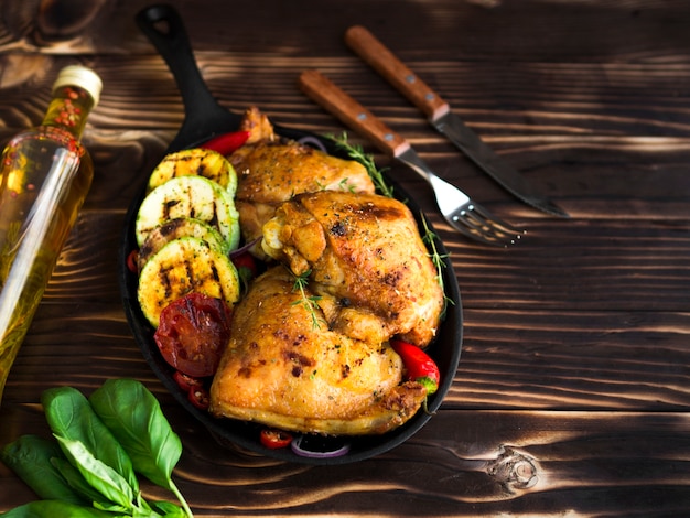 Poitrines de poulet grillées avec des légumes