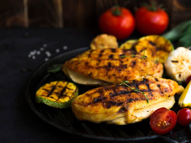 Poitrines de poulet grillées avec des légumes