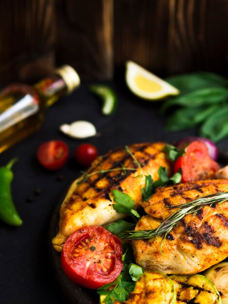 Poitrines de poulet grillées avec des légumes