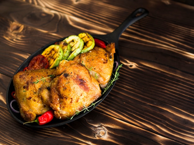 Photo gratuite poitrines de poulet grillées avec des légumes