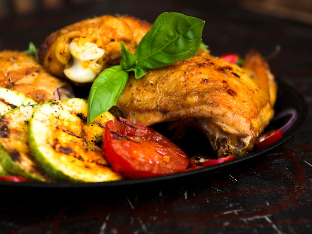 Poitrines de poulet grillées avec des légumes