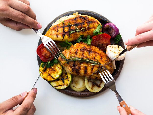 Poitrines de poulet grillées avec des légumes