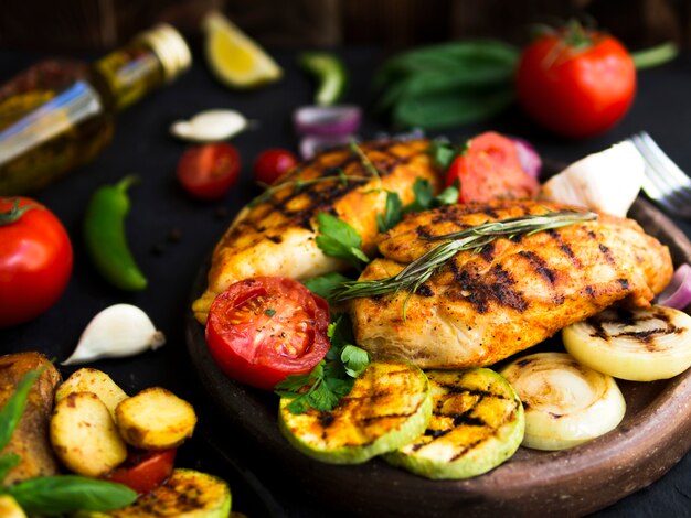 Poitrines de poulet grillées avec des légumes