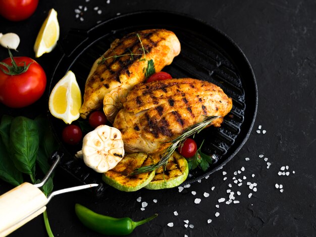 Poitrines de poulet grillées avec des légumes