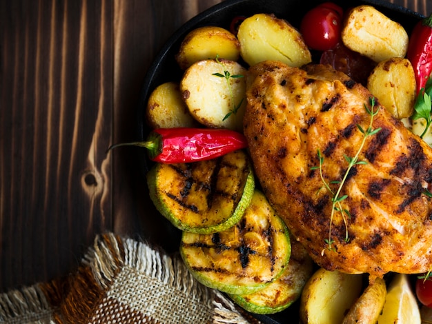 Poitrines de poulet grillées avec des légumes