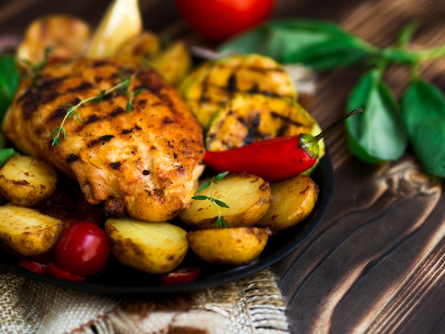 Poitrines de poulet grillées avec des légumes