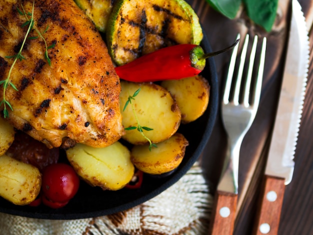 Poitrines de poulet grillées avec des légumes