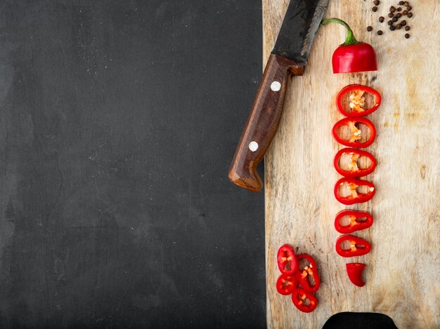 poivre tranché avec couteau et épices poivre sur une planche à découper