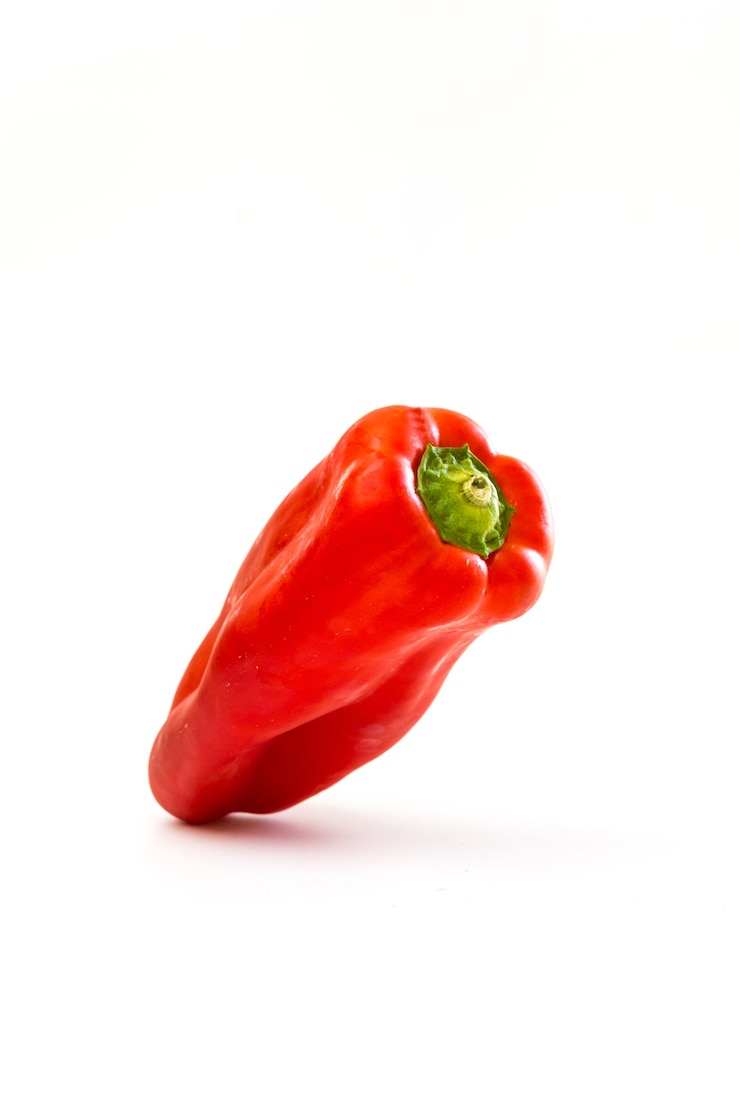 Photo gratuit poivron juteux rouge isolé sur fond blanc