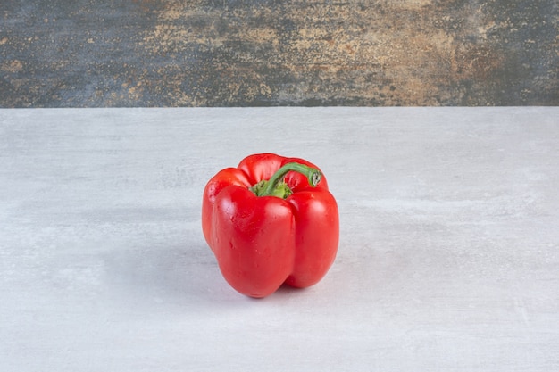 Poivron rouge biologique sur fond de marbre. Photo de haute qualité