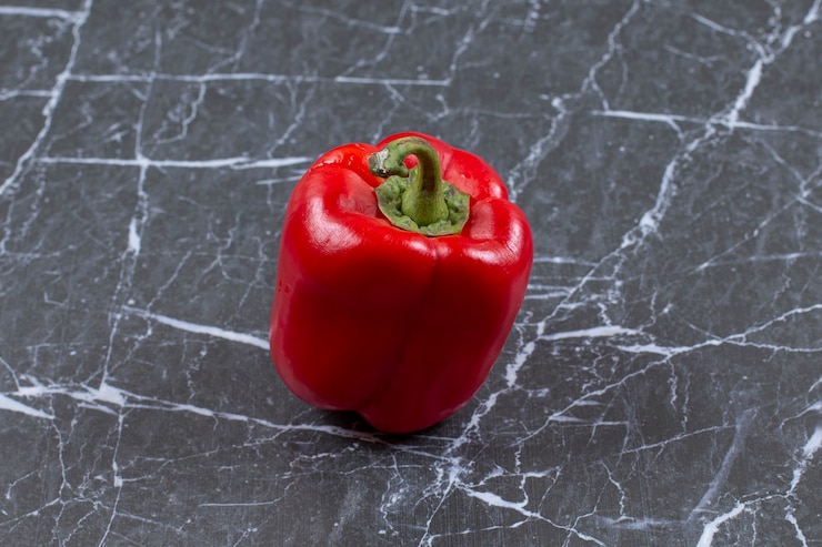 Photo gratuit poivron rouge frais sur marbre.
