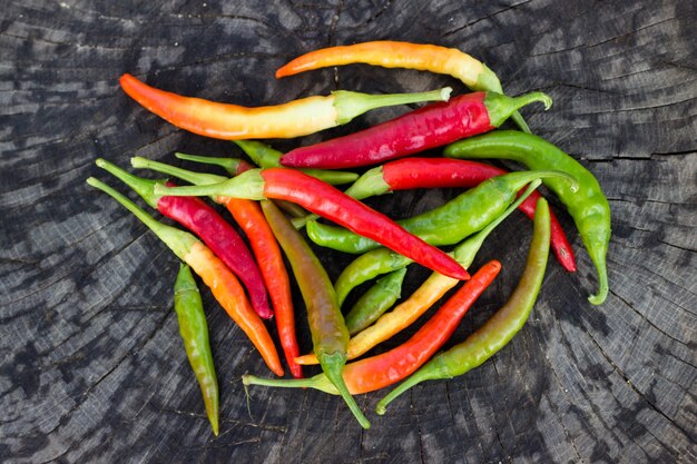 Poivrons de chili sur fond de bois