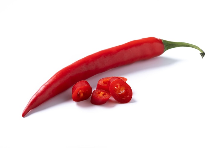 Photo gratuit poivrons chili rouges isolés sur fond blanc