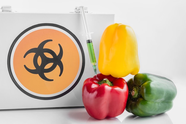 Photo gratuite poivrons colorés et symbole de produits chimiques toxiques